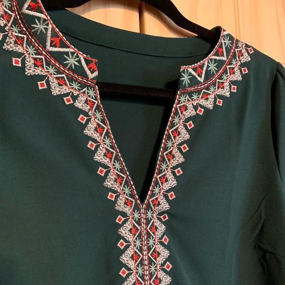 Beautiful hunter green top with embroidered trim - Picture 2 of 7
